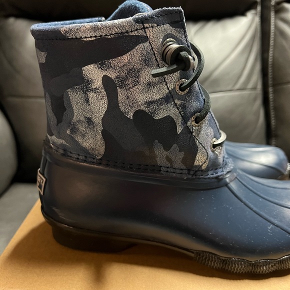 NWT Sperry duck boots. Blue camo. Size 6.5 - Picture 3 of 5